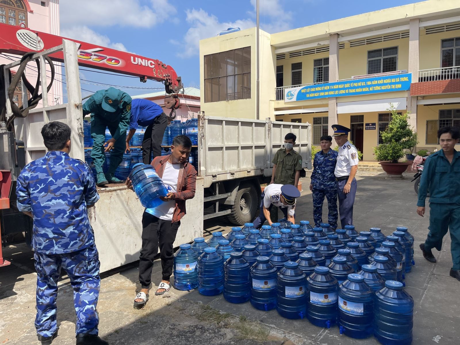 Cảnh sát biển hỗ trợ nước uống cho người dân vùng hạn mặn Bến Tre- Ảnh 1.