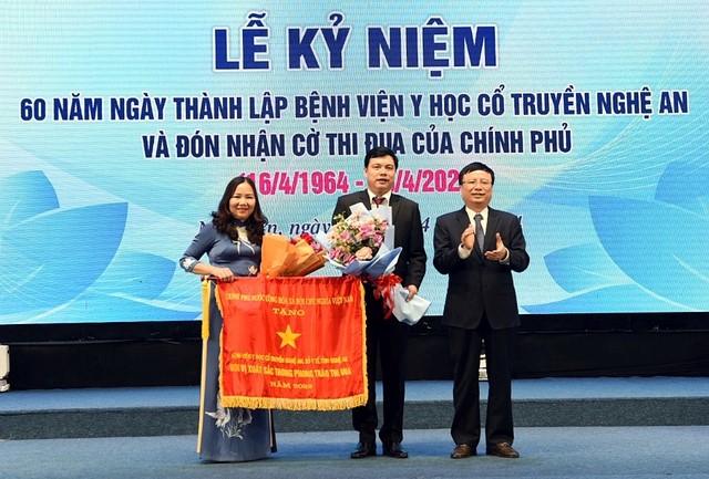 Bệnh viện Y học Cổ truyền Nghệ An đón nhận Cờ thi đua của Chính phủ- Ảnh 1.
