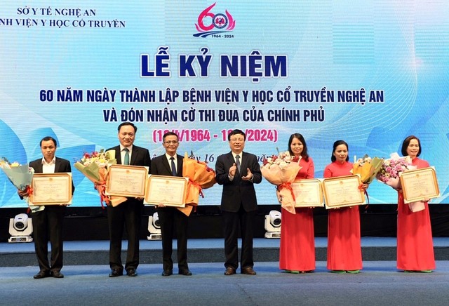 Bệnh viện Y học Cổ truyền Nghệ An đón nhận Cờ thi đua của Chính phủ- Ảnh 4.