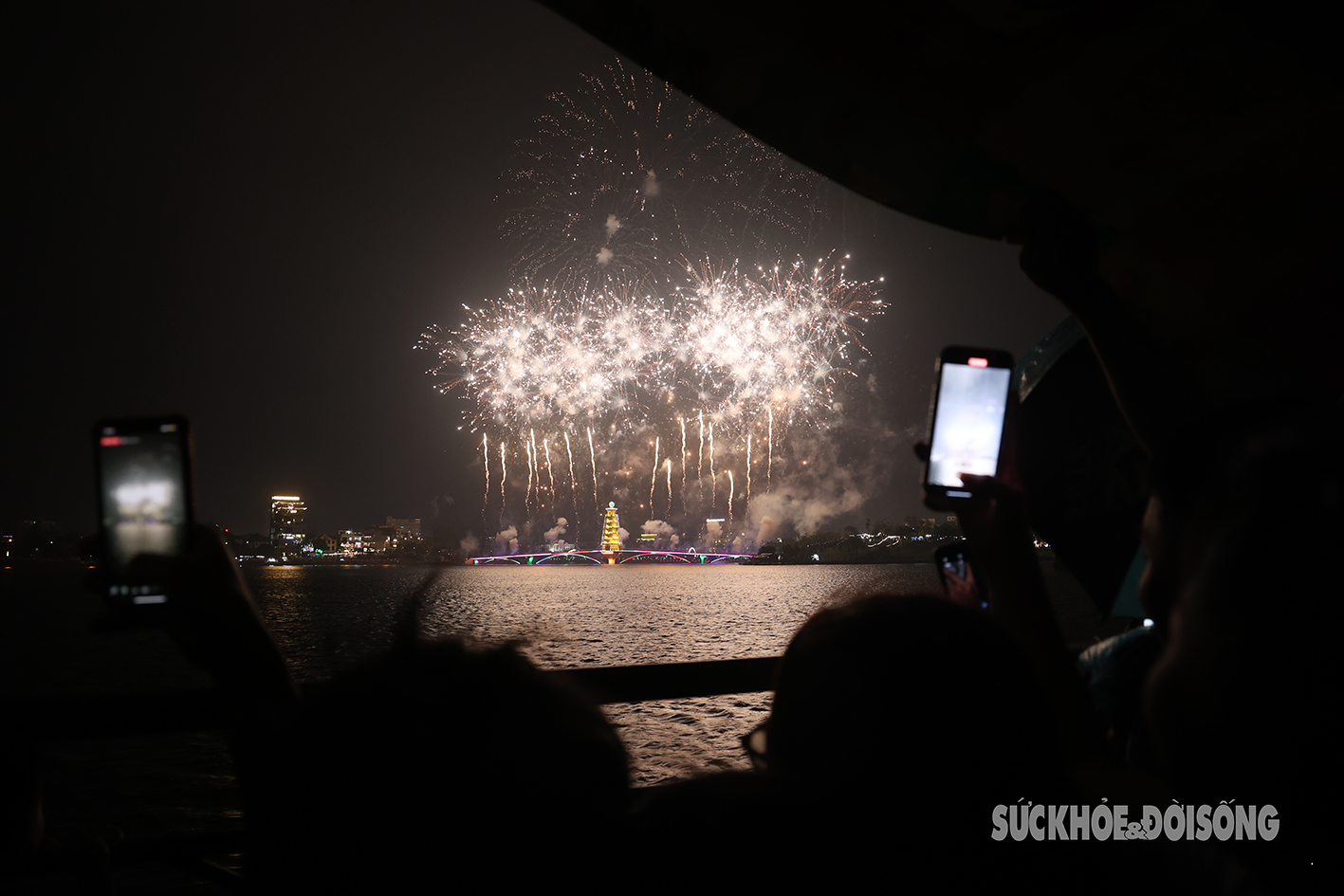 Mãn nhãn màn bắn pháo hoa rực sáng trên bầu trời Phú Thọ dịp Lễ hội đền Hùng 2024- Ảnh 10.