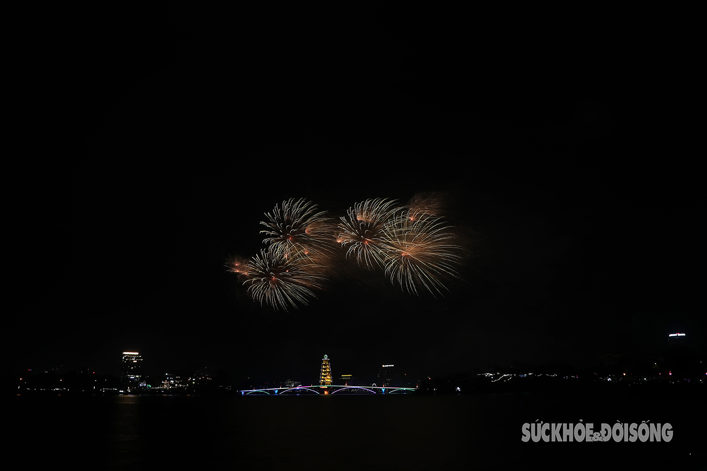 Mãn nhãn màn bắn pháo hoa rực sáng trên bầu trời Phú Thọ dịp Lễ hội đền Hùng 2024- Ảnh 5.