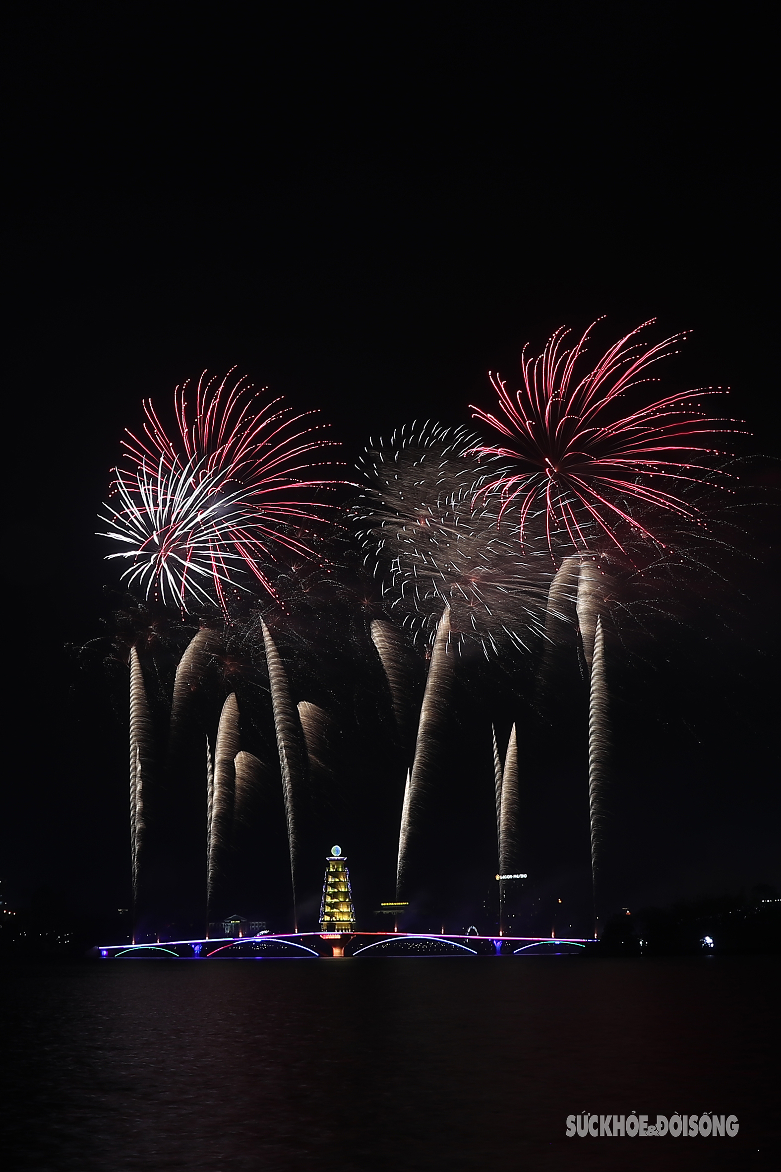 Mãn nhãn màn bắn pháo hoa rực sáng trên bầu trời Phú Thọ dịp Lễ hội đền Hùng 2024- Ảnh 6.