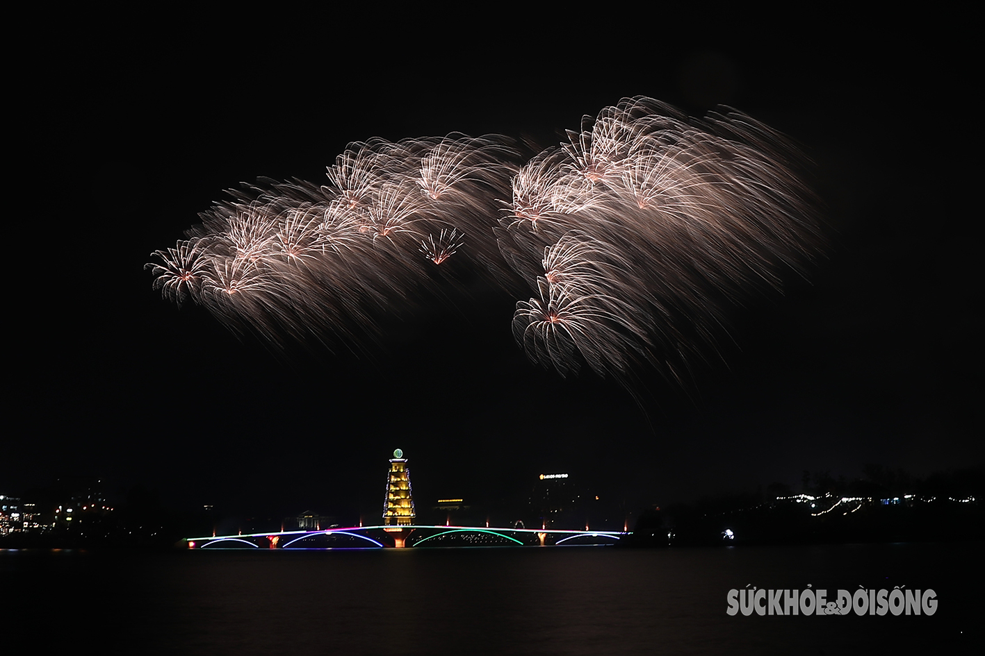 Mãn nhãn màn bắn pháo hoa rực sáng trên bầu trời Phú Thọ dịp Lễ hội đền Hùng 2024- Ảnh 7.