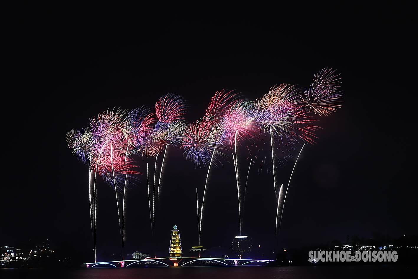 Mãn nhãn màn bắn pháo hoa rực sáng trên bầu trời Phú Thọ dịp Lễ hội đền Hùng 2024- Ảnh 1.