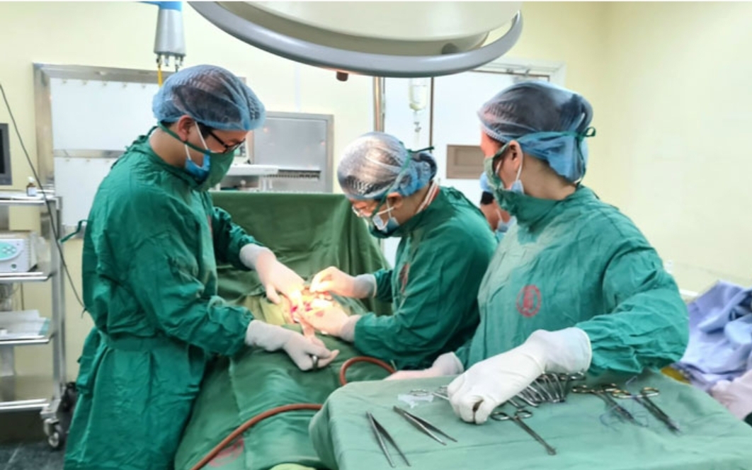 Bệnh viện Việt Nam - Thụy Điển Uông Bí truyền máu, phẫu thuật sống sản phụ giảm tiểu cầu, nguy kịch