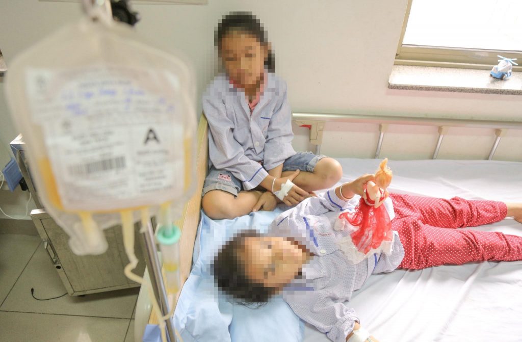 Con gái mắc bệnh rối loạn đông máu hiếm gặp, người mẹ oà khóc trên xe cấp cứu vì lo sợ- Ảnh 1.