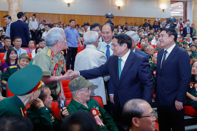 Thủ tướng gặp mặt, tri ân những người góp phần làm nên chiến thắng Điện Biên Phủ- Ảnh 1.