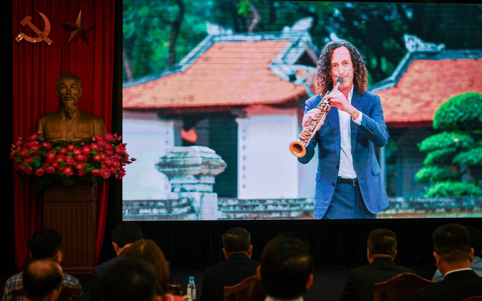 Báo Nhân Dân ra mắt MV Kenny G "Going Home" quảng bá du lịch Việt Nam