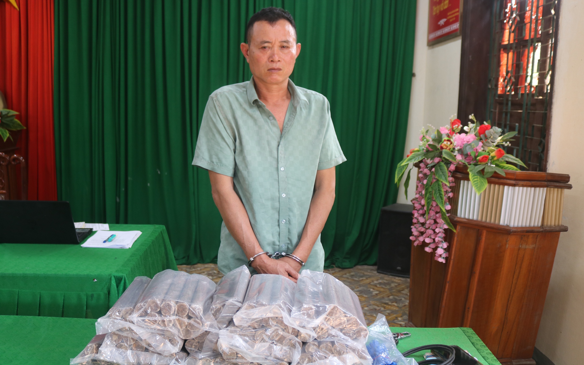 Bắt giữ 2 đối tượng ở Nghệ An buôn bán, vận chuyển thuốc nổ
