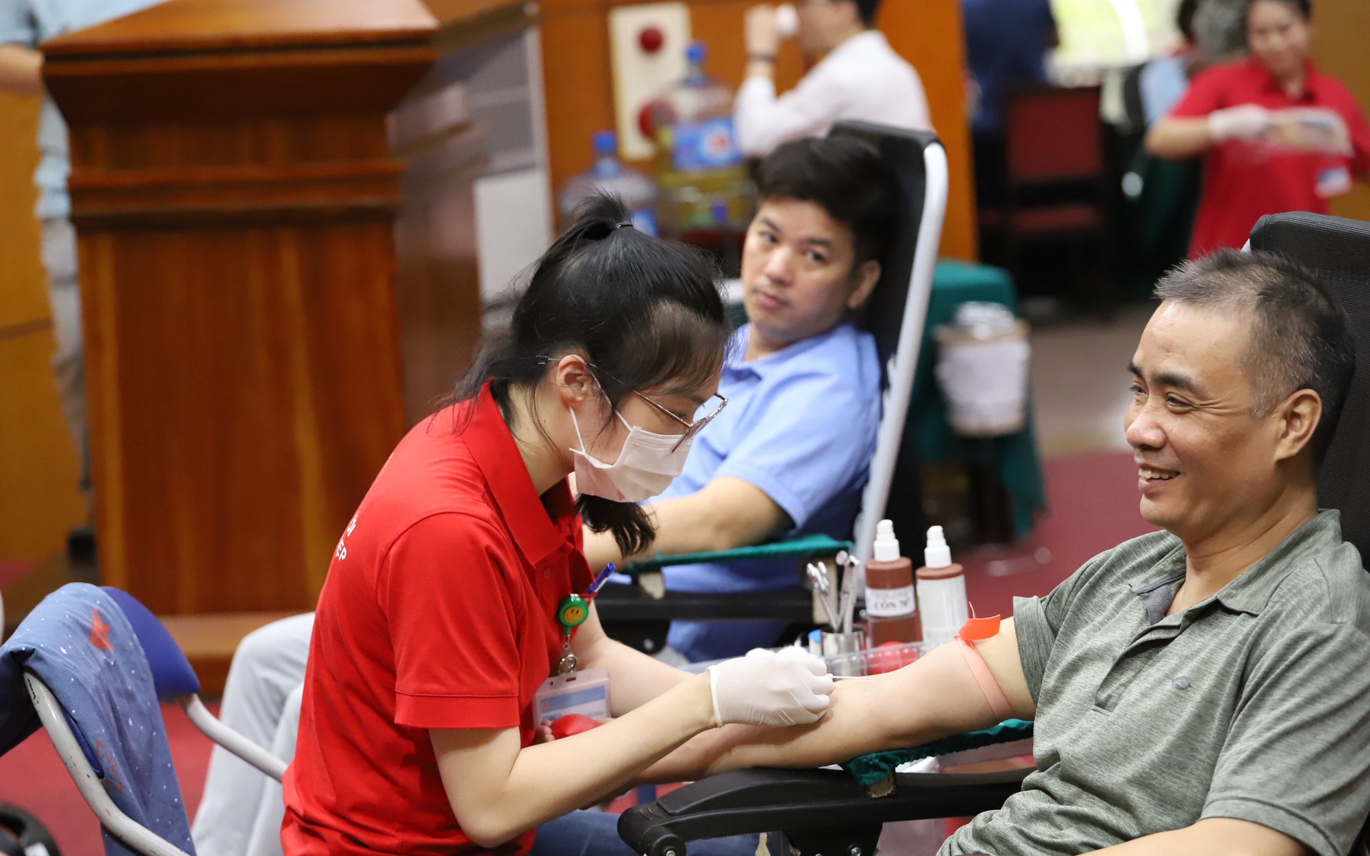 Hàng trăm cán bộ ngành y hiến máu cứu người hưởng ứng ‘Lễ hội Xuân hồng’ năm 2024