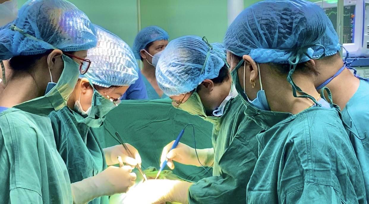 Hai bệnh viện ở Hà Nội hợp sức cân não mổ lấy thai từ người mẹ mắc bệnh tim phức tạp- Ảnh 1.