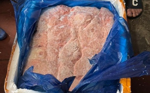 Ngang nhiên bày bán hơn 1 tấn nầm lợn đông lạnh trôi nổi ngay tại chợ ở Hà Nội