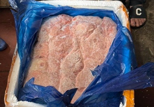 Ngang nhiên bày bán hơn 1 tấn nầm lợn đông lạnh trôi nổi ngay tại chợ ở Hà Nội- Ảnh 2.