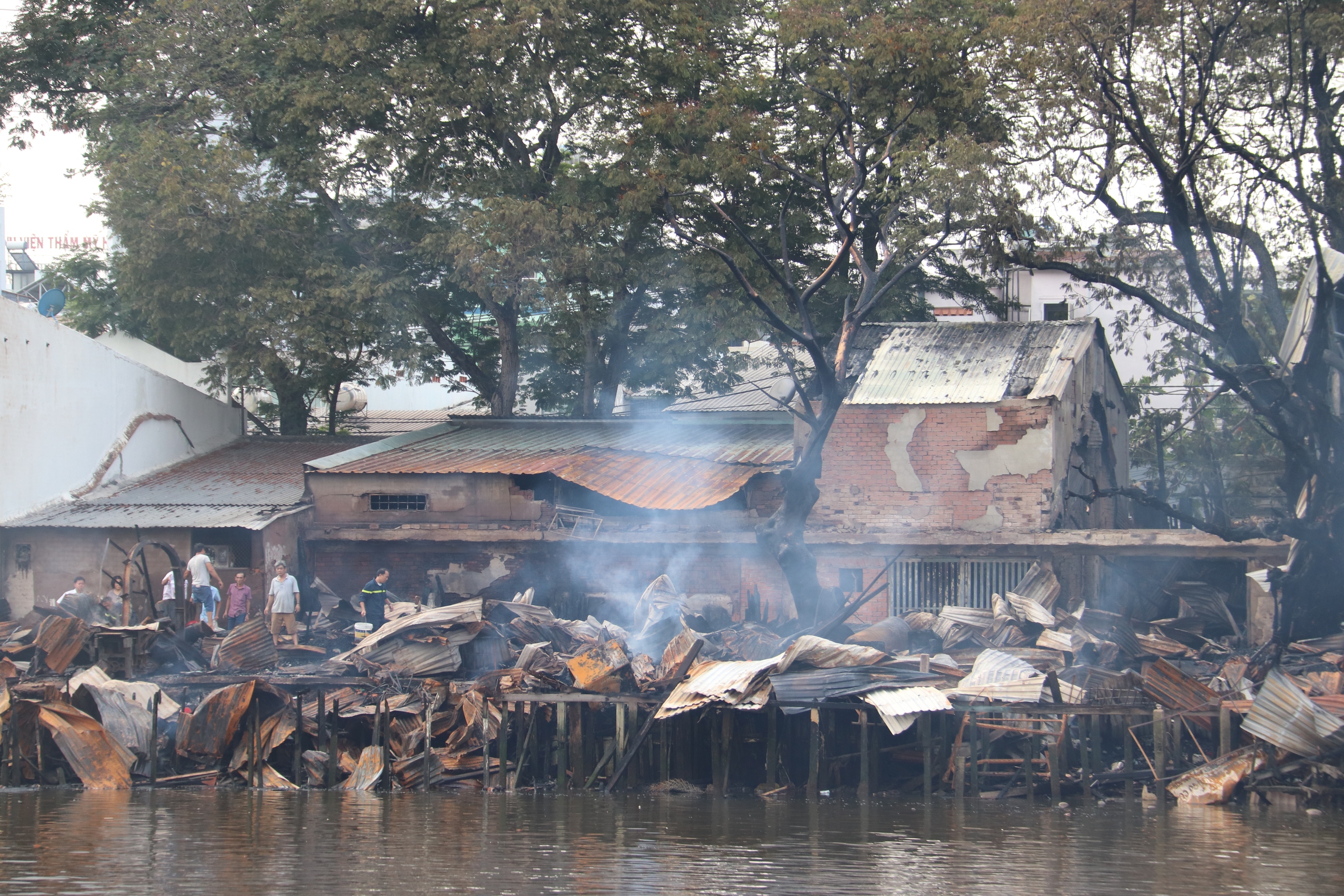 Xóm ven kênh Tàu Hủ đổ nát sau đám cháy, người dân mang thực phẩm đến hỗ trợ bà con - Ảnh 1.