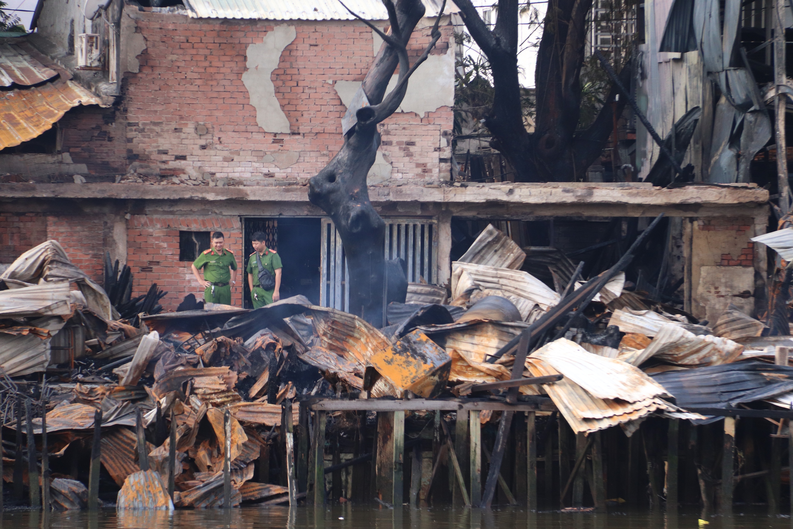 Xóm ven kênh Tàu Hủ đổ nát sau đám cháy, người dân mang thực phẩm đến hỗ trợ bà con - Ảnh 7.