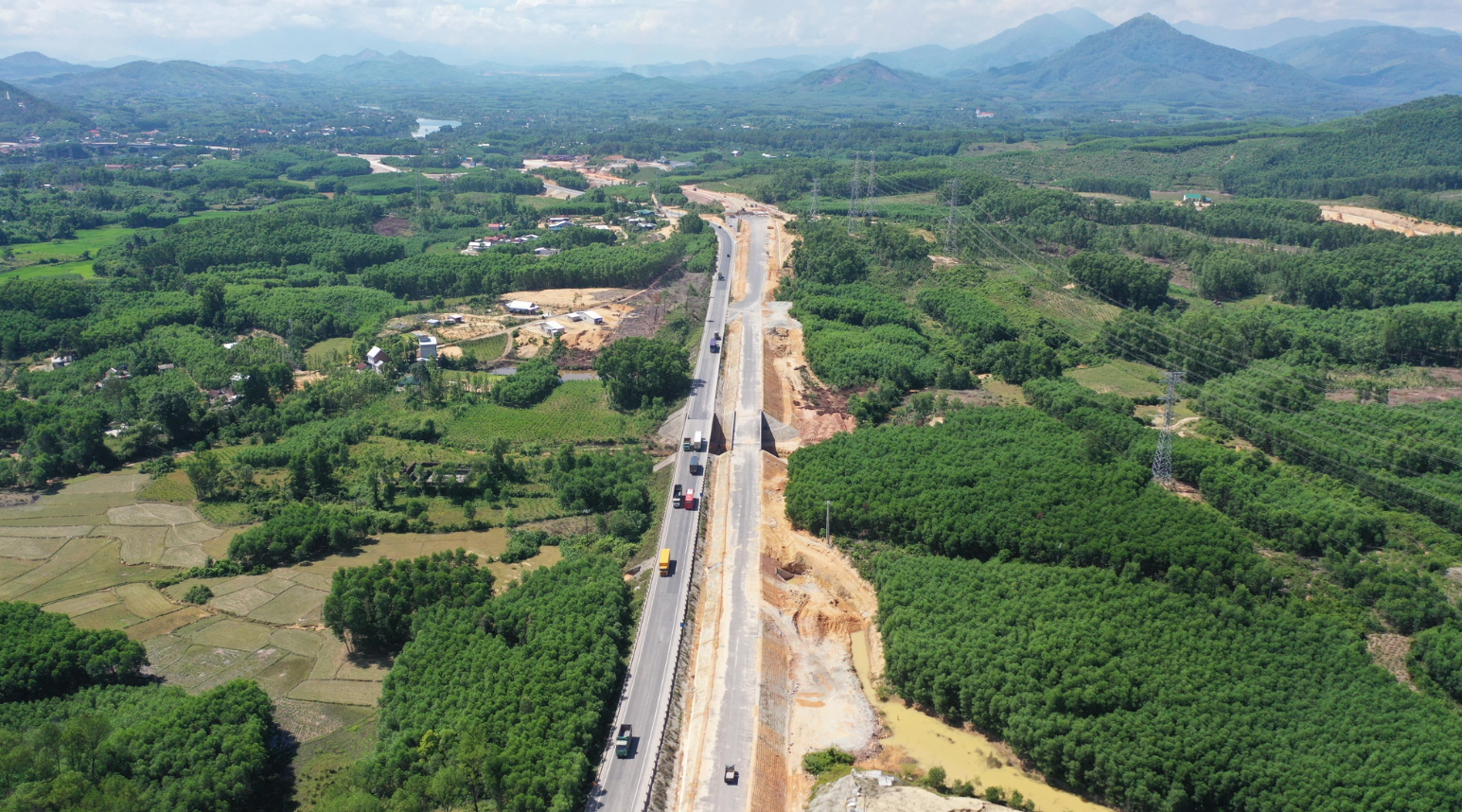 Hai tỉnh không đồng tình cấm xe 'hạng nặng' vào cao tốc Cam lộ - La Sơn, Cục Đường bộ nói gì?- Ảnh 3.