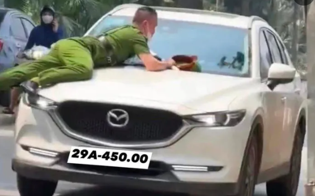Phân tích pháp lý vụ tài xế xe Mazda hất cảnh sát lên nắp capo rồi bỏ chạy