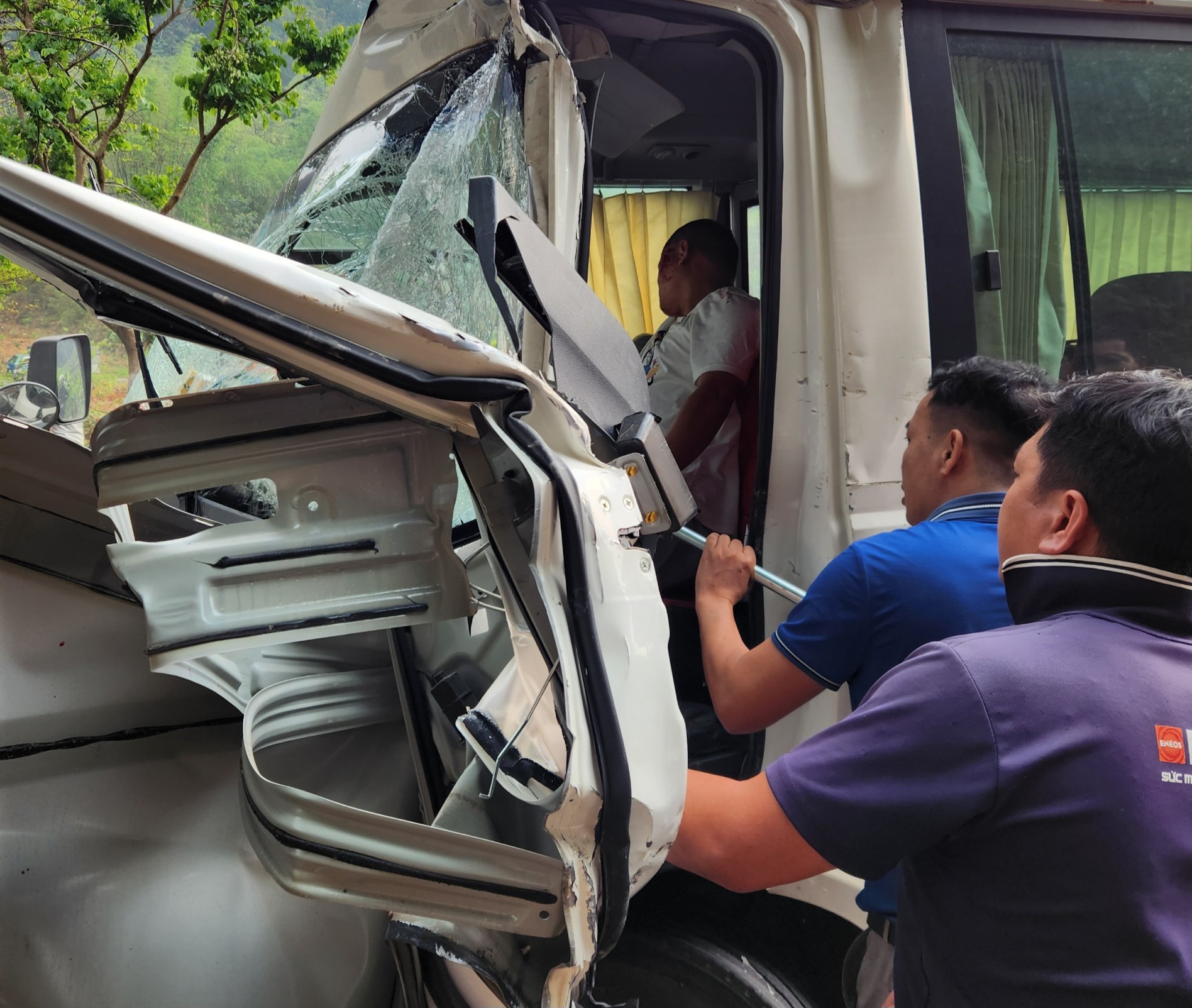 Hình ảnh vụ va chạm giữa xe bồn và xe khách ở Điện Biên khiến 9 người bị thương- Ảnh 1.