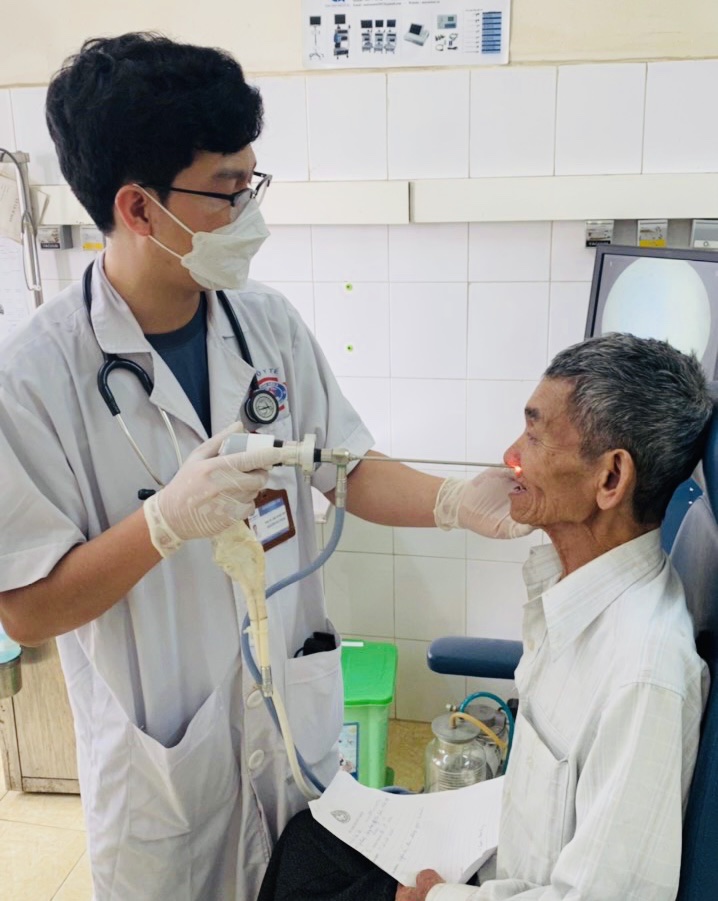Bộ Y tế và Hội Thầy thuốc trẻ Việt Nam chăm sóc sức khoẻ miễn phí, tặng quà, tri ân người dân Điện Biên- Ảnh 10.