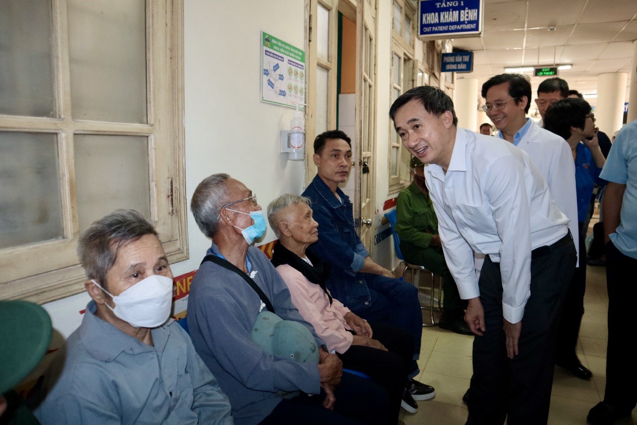 Bộ Y tế và Hội Thầy thuốc trẻ Việt Nam chăm sóc sức khoẻ miễn phí, tặng quà, tri ân người dân Điện Biên- Ảnh 2.