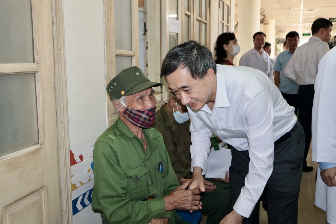 Bộ Y tế và Hội Thầy thuốc trẻ Việt Nam chăm sóc sức khoẻ miễn phí, tặng quà, tri ân người dân Điện Biên- Ảnh 4.