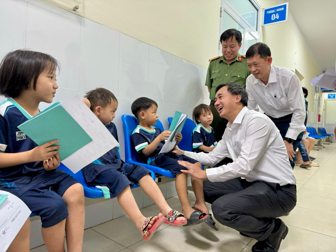 Bộ Y tế và Hội Thầy thuốc trẻ Việt Nam chăm sóc sức khoẻ miễn phí, tặng quà, tri ân người dân Điện Biên- Ảnh 7.