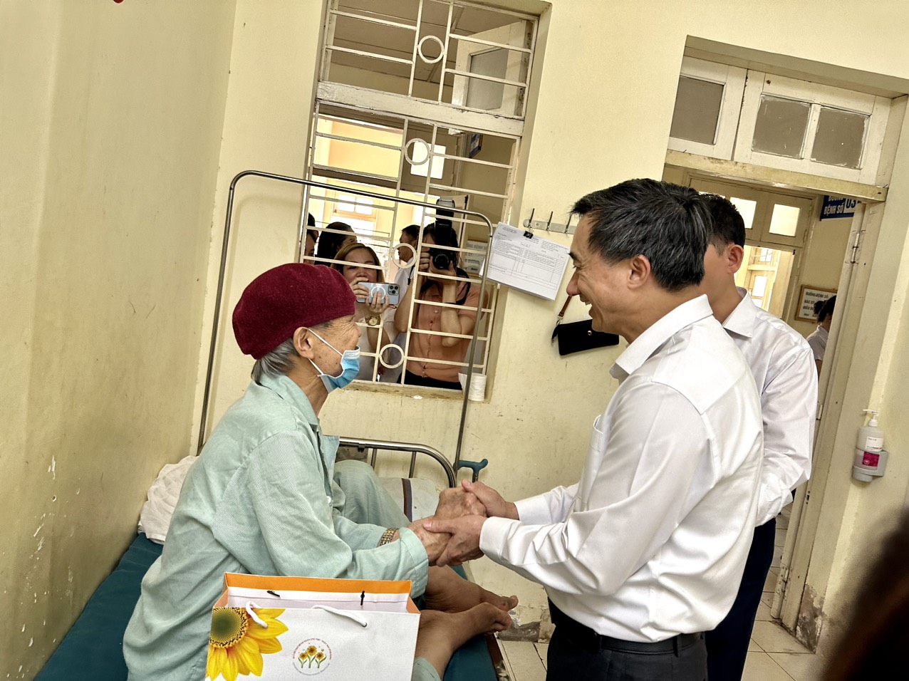 Bộ Y tế và Hội Thầy thuốc trẻ Việt Nam chăm sóc sức khoẻ miễn phí, tặng quà, tri ân người dân Điện Biên- Ảnh 6.