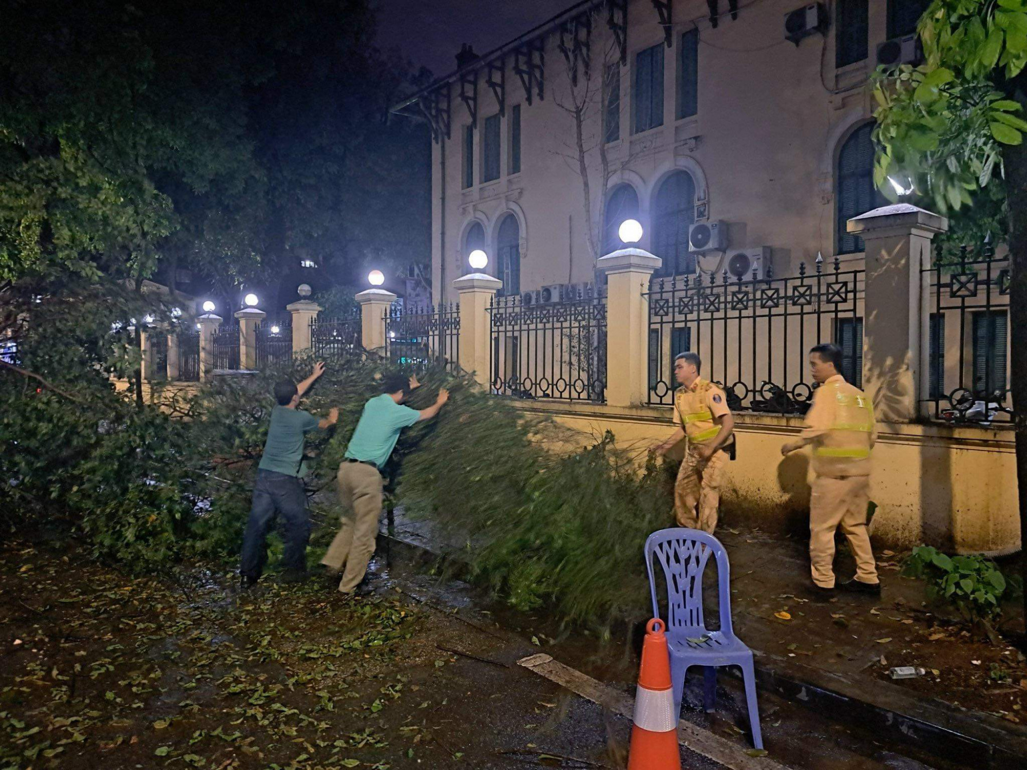 Loạt cây xanh ở Hà Nội ngã đổ sau trận mưa lớn- Ảnh 12.