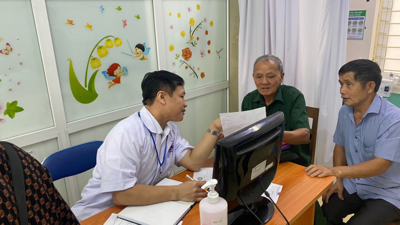 Bộ Y tế và Hội Thầy thuốc trẻ Việt Nam chăm sóc sức khoẻ miễn phí, tặng quà, tri ân người dân Điện Biên- Ảnh 11.