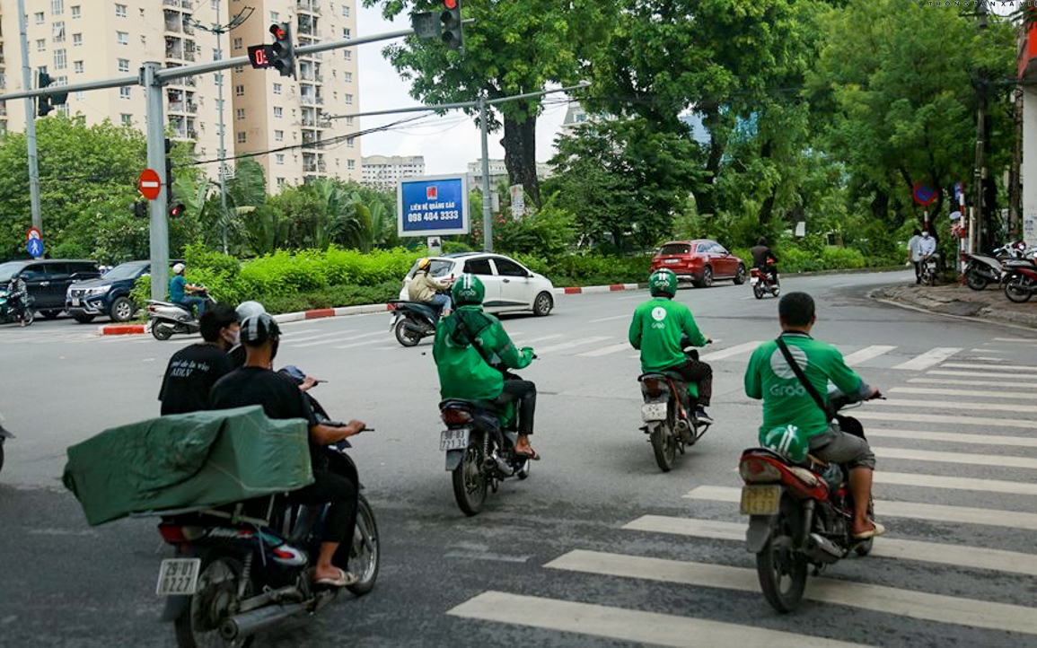 Xe buýt và xe công nghệ vi phạm giao thông ở Hà Nội "liệu hồn"