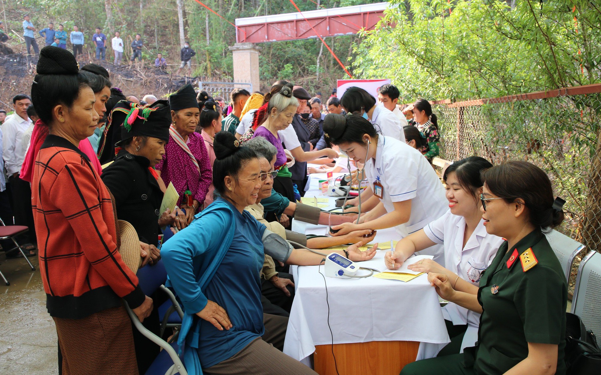 Gần 100 y bác sĩ Cục Quân Y khám chữa bệnh, tặng quà cho 1.250 bà con Điện Biên