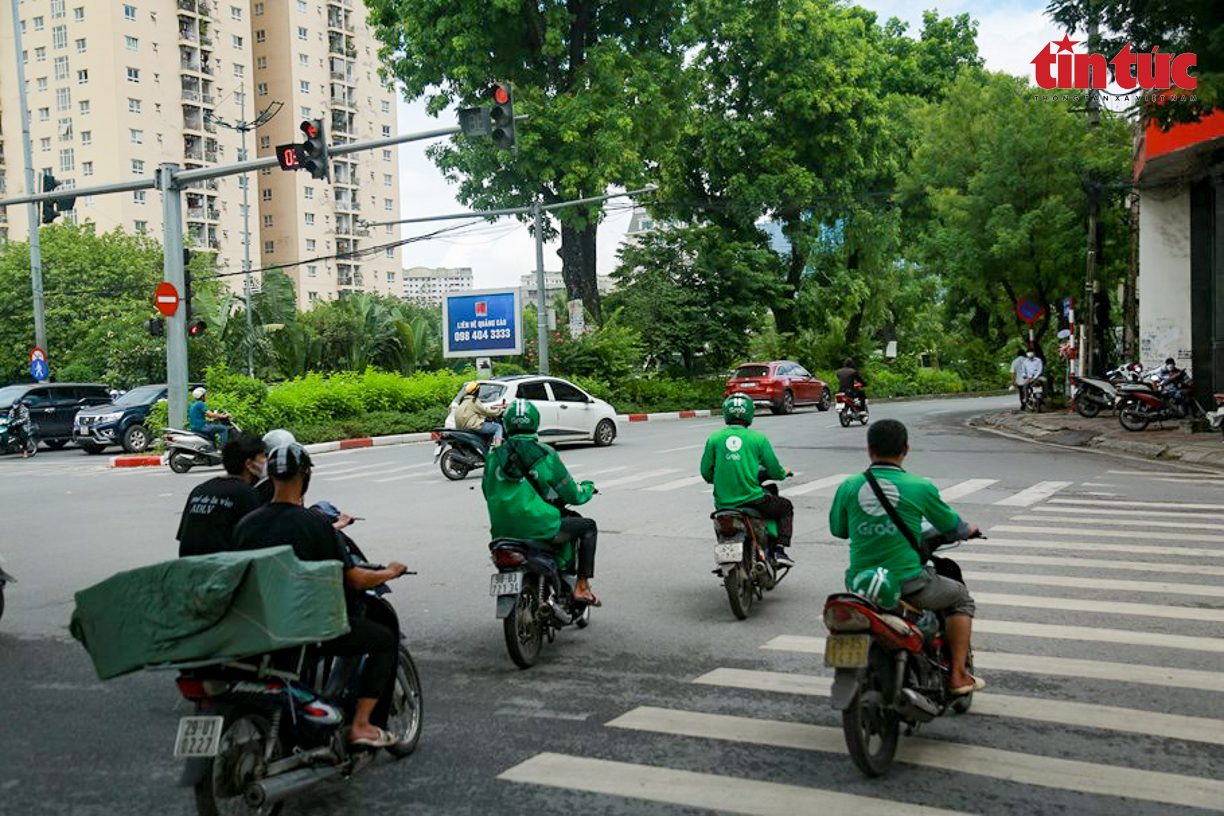 Xe buýt và xe công nghệ vi phạm giao thông ở Hà Nội 'liệu hồn'- Ảnh 1.