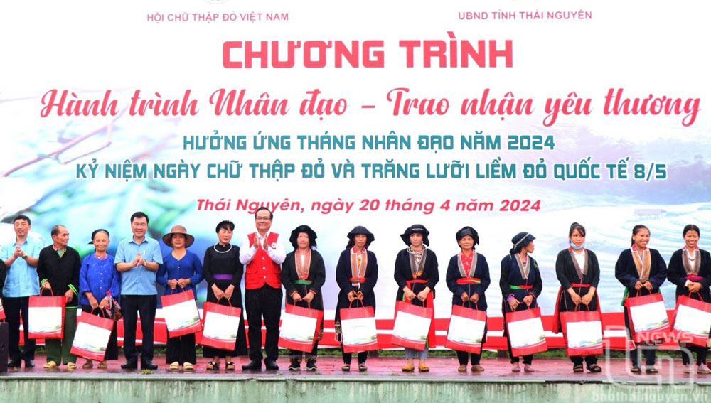 Quyền Chủ tịch nước dự lễ phát động Tháng Nhân đạo cấp quốc gia năm 2024- Ảnh 3.