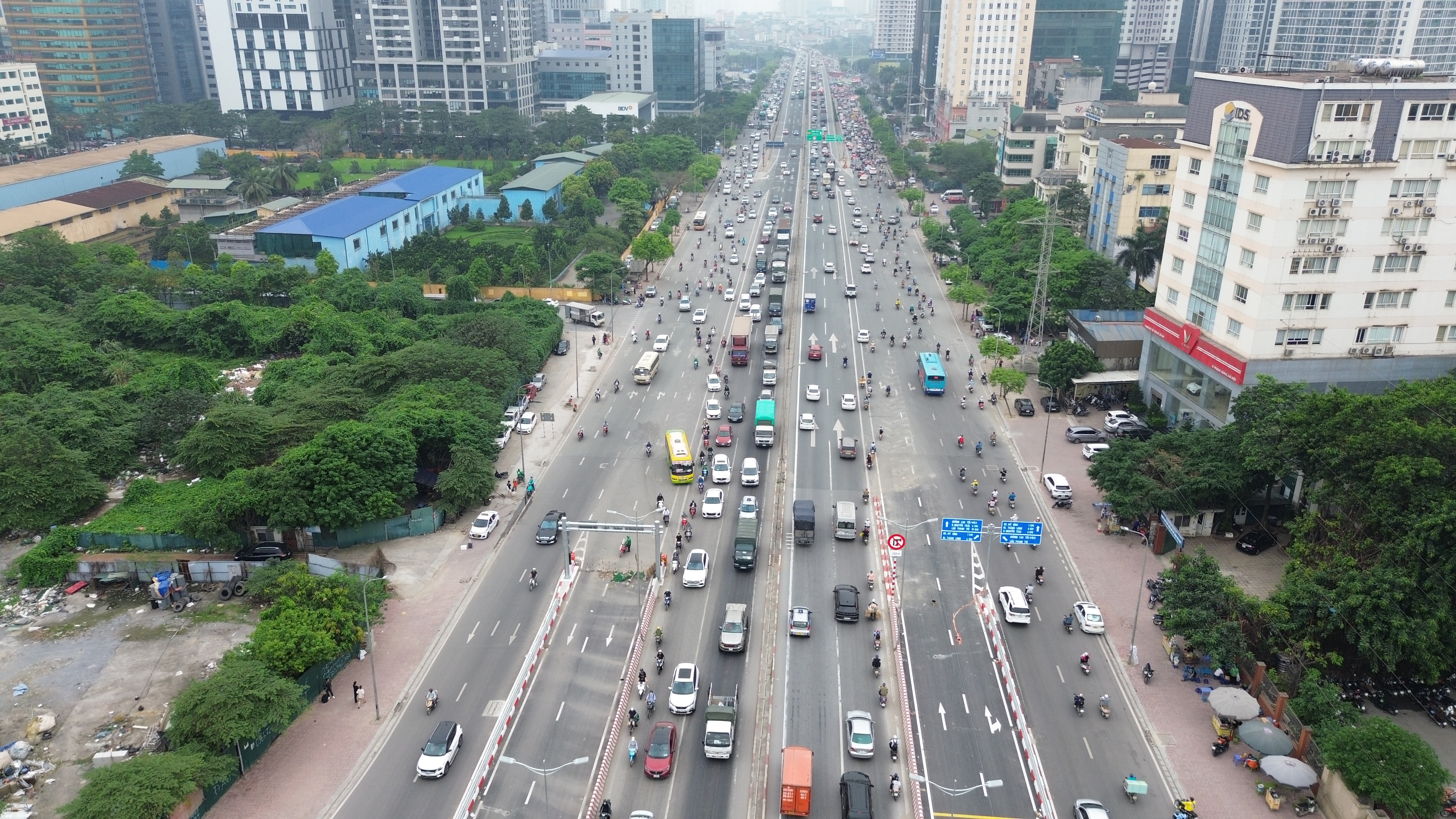 Cầu Mai Dịch mới mãi chưa thông, xe ôm tận dụng thành tụ điểm đón khách- Ảnh 3.