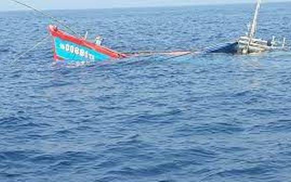 Lốc đánh chìm thuyền, bốn ngư dân mất tích trên biển Quảng Ninh