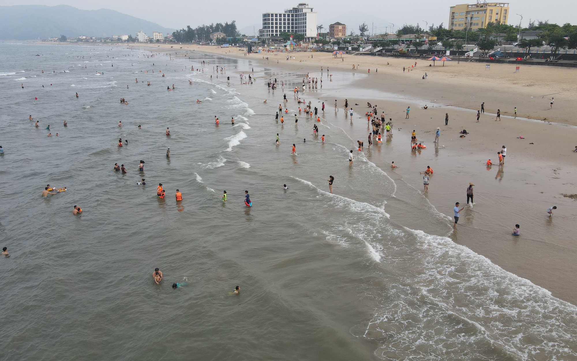 Nắng nóng, người dân Hà Tĩnh đổ xô ra biển giải nhiệt