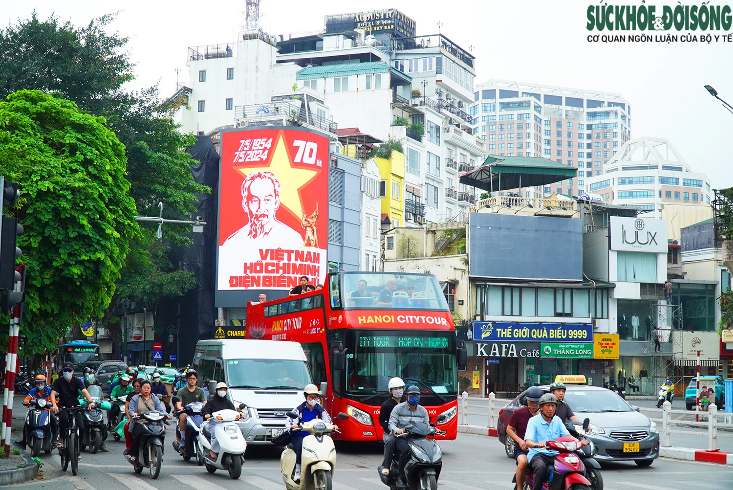 Chung cư ở Hà Nội đồng loạt treo cờ chào mừng Đại lễ- Ảnh 6.