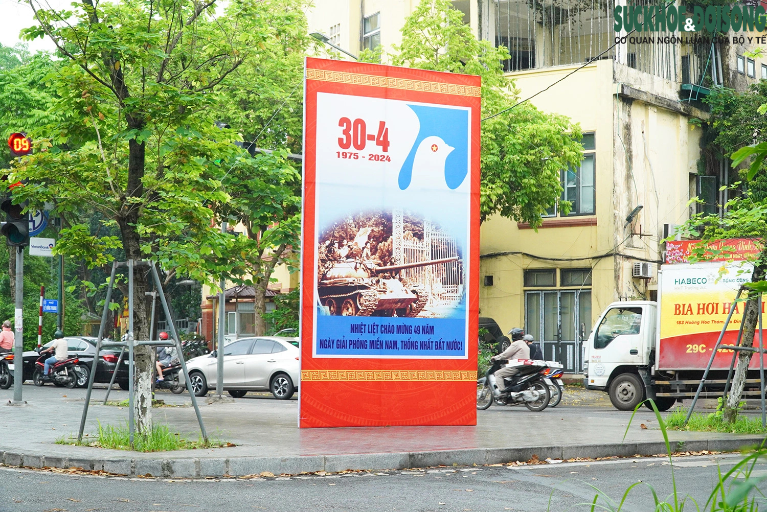 Chung cư ở Hà Nội đồng loạt treo cờ chào mừng Đại lễ- Ảnh 7.