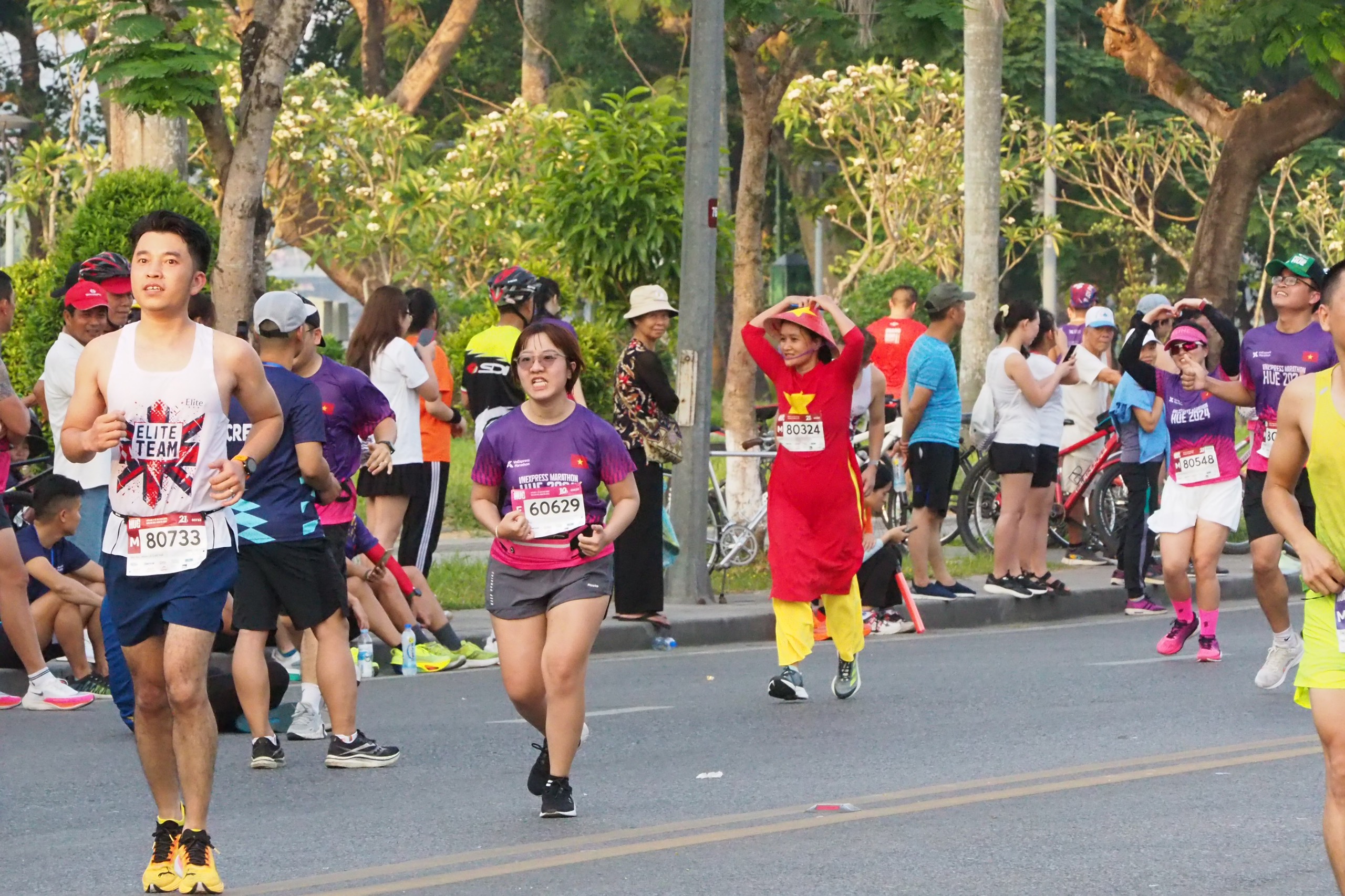 Tranh cãi hình ảnh nữ runner mặc áo dài tham gia giải chạy- Ảnh 2.