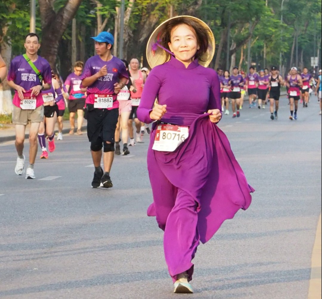 Tranh cãi hình ảnh nữ runner mặc áo dài tham gia giải chạy- Ảnh 1.