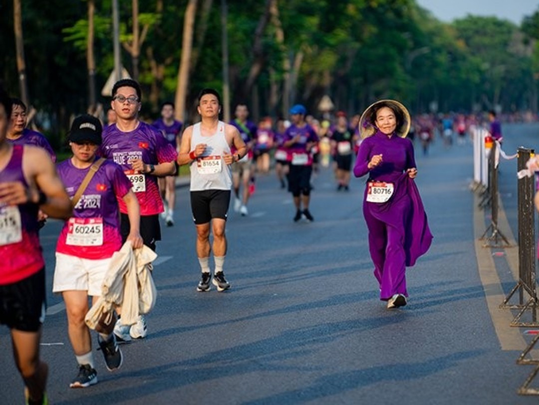 Tranh cãi hình ảnh nữ runner mặc áo dài tham gia giải chạy- Ảnh 3.