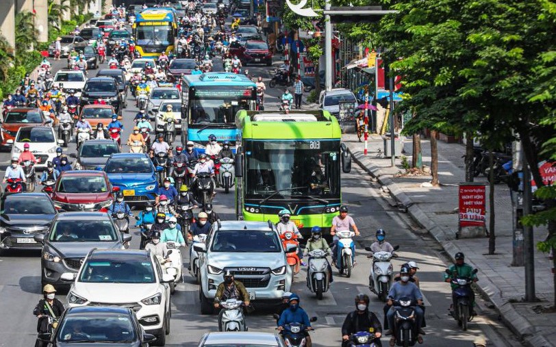 Xe buýt Hà Nội chạy xuyên lễ 30/4 - 1/5, tăng chuyến phục vụ người dân