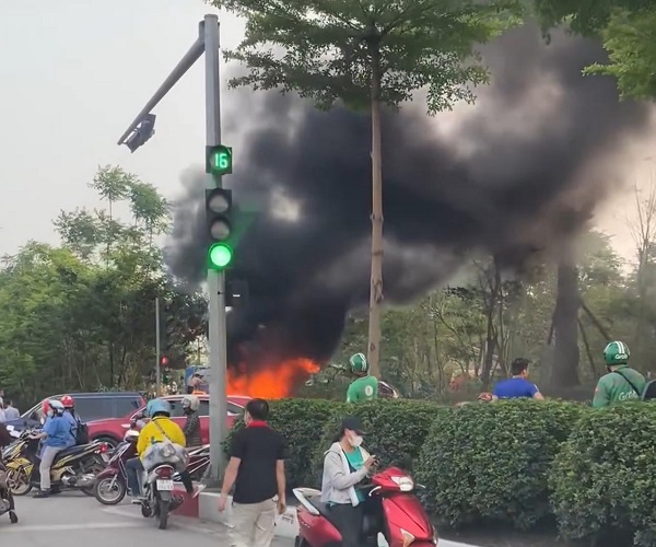 Xe tải bốc cháy dữ dội trên đường Võ Văn Kiệt, Hà Nội- Ảnh 1.