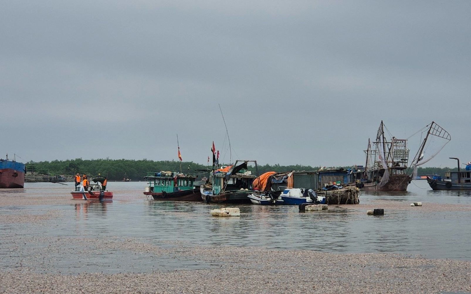 Thủ tướng chỉ đạo khắc phục sự cố chìm thuyền làm 4 người mất tích ở Quảng Ninh