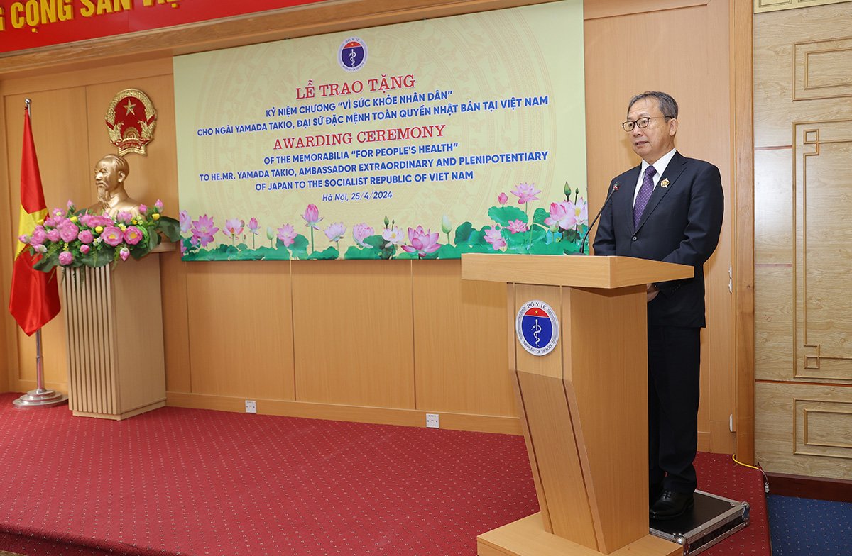 Bộ trưởng Đào Hồng Lan trao tặng Kỷ niệm chương 