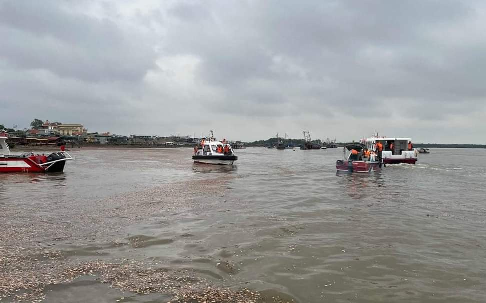 Tìm thấy nạn nhân đầu tiên trong trận dông lốc lật thuyền ở Quảng Ninh