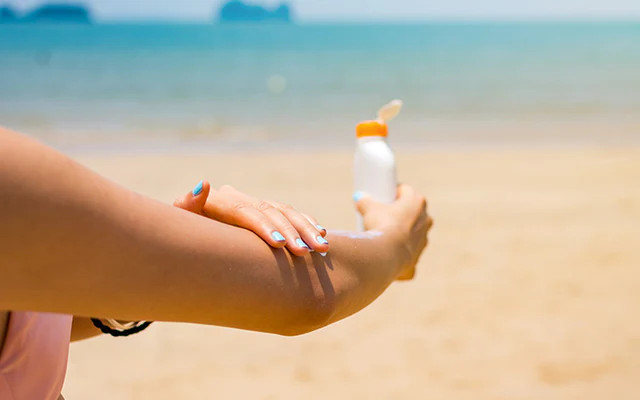 Thoa kem chống nắng đúng cách để bảo vệ làn da khi đi du lịch- Ảnh 2.