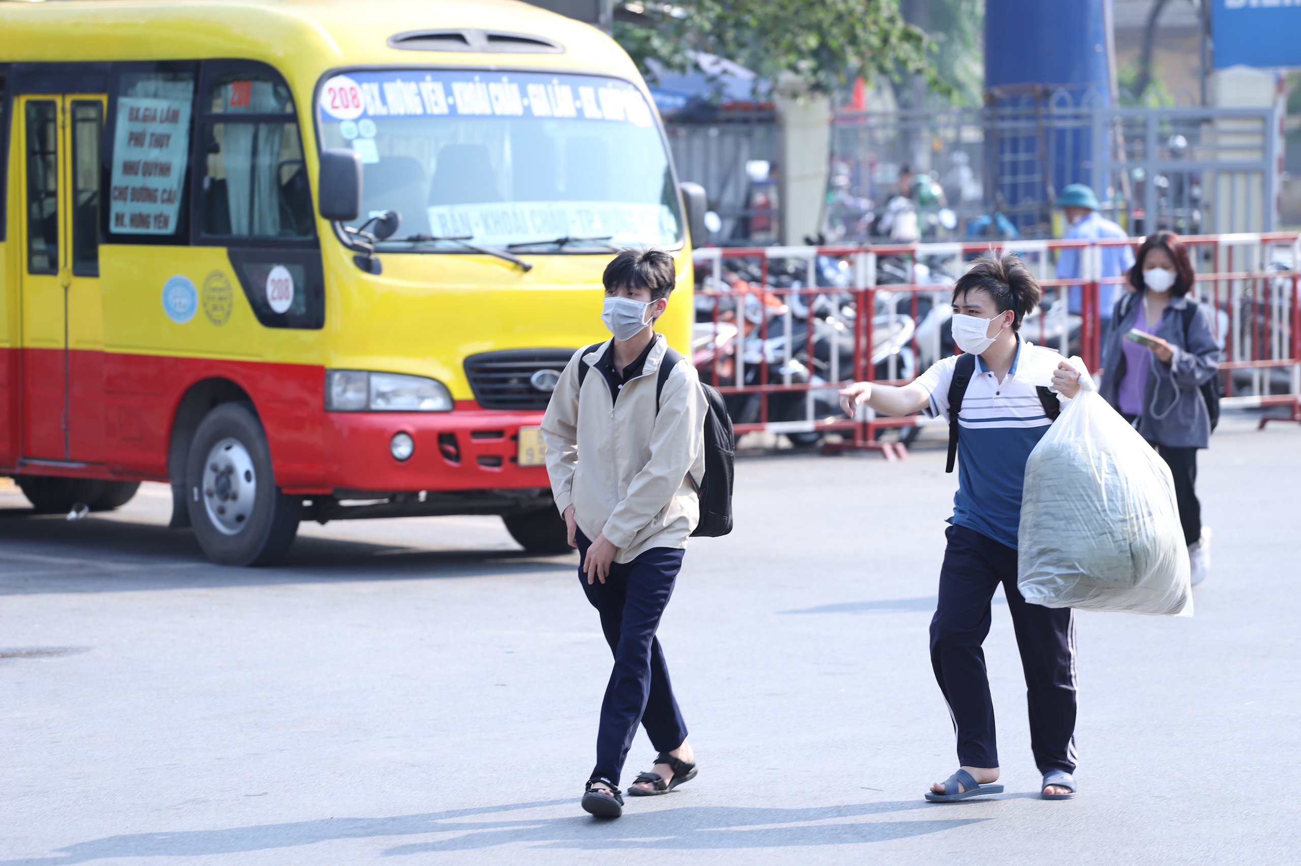Bến xe Hà Nội 'tăng nhiệt', lượng khách có thể đạt 15.000 người/ngày- Ảnh 13.