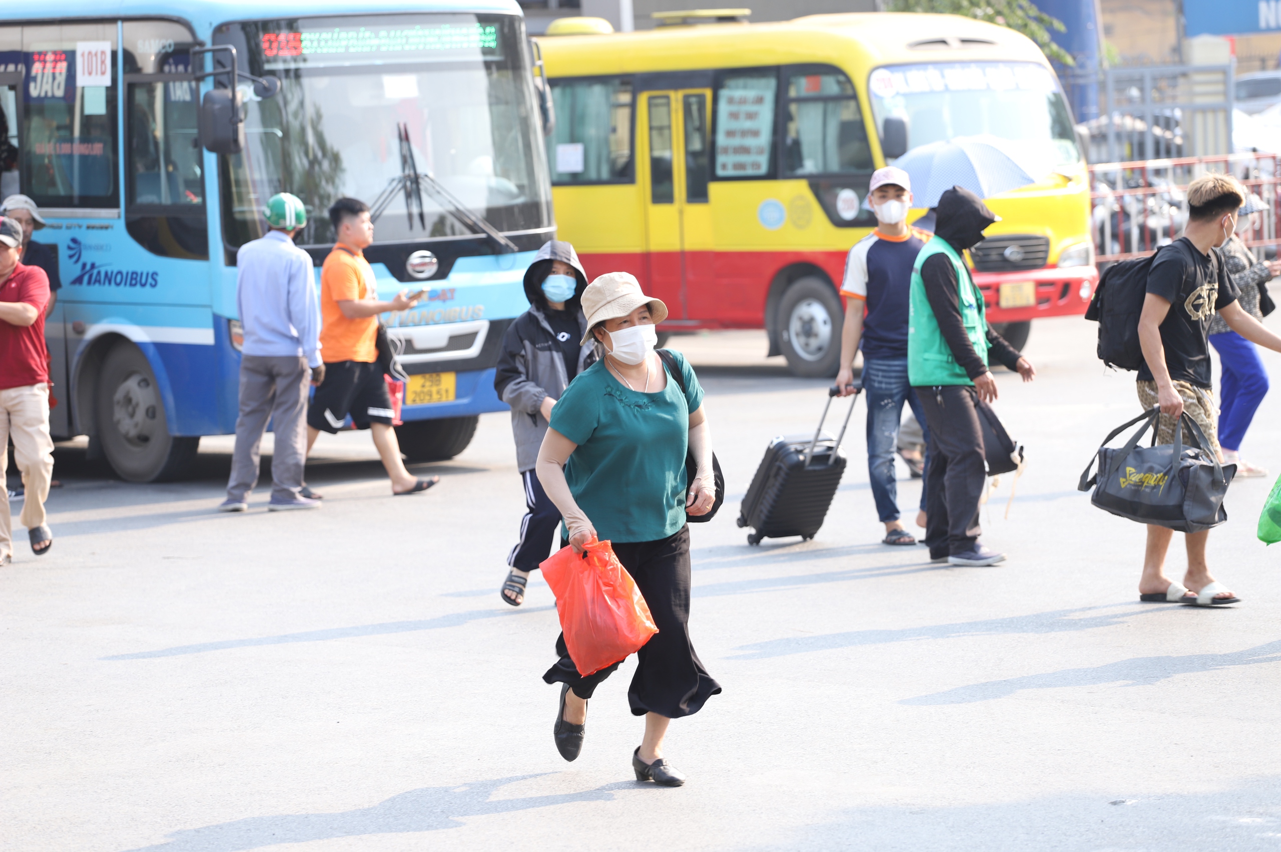 Bến xe Hà Nội 'tăng nhiệt', lượng khách có thể đạt 15.000 người/ngày- Ảnh 21.