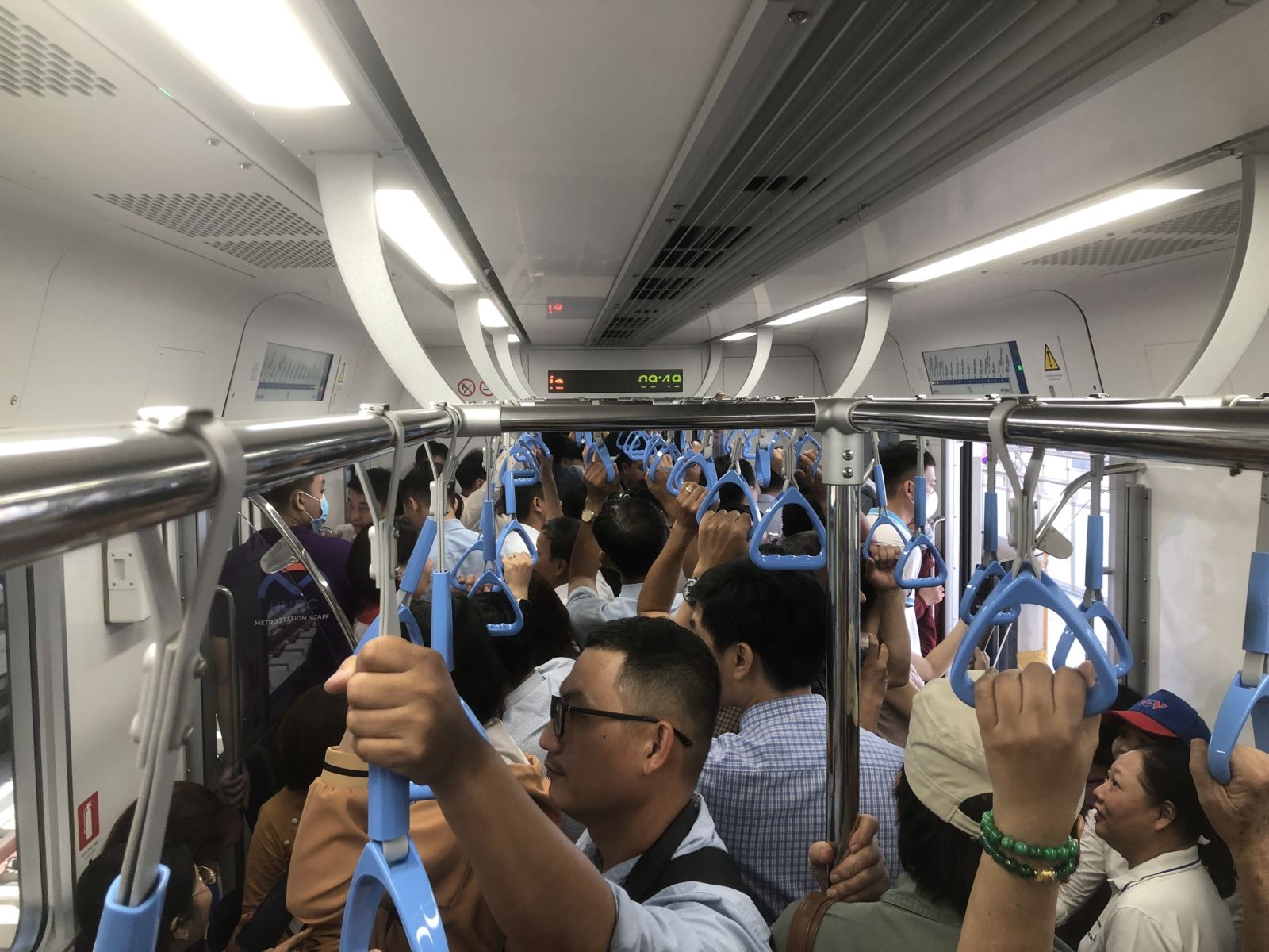 Tàu metro số 1 chạy thử nghiệm nhân dịp kỷ niệm 49 năm Ngày giải phóng Miền Nam- Ảnh 6.